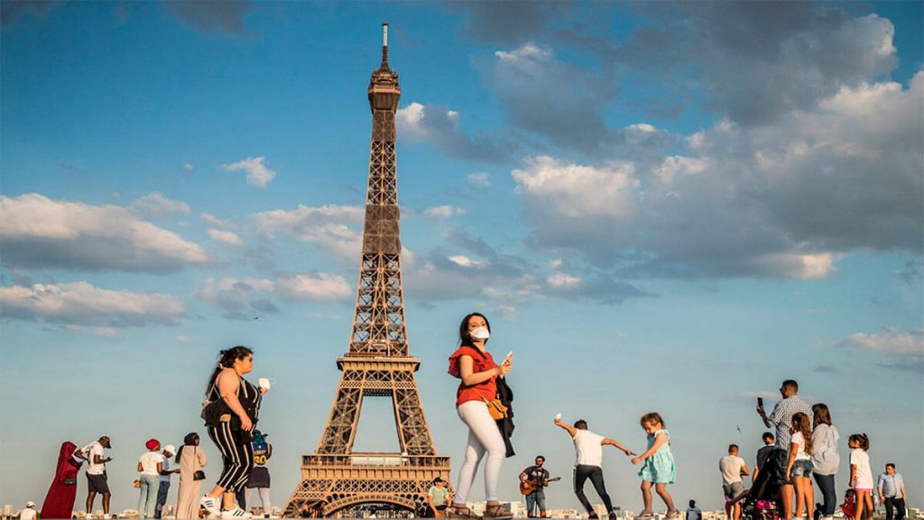 Torre Eiffel reabre al público tras ocho meses de cierre por la pandemia.