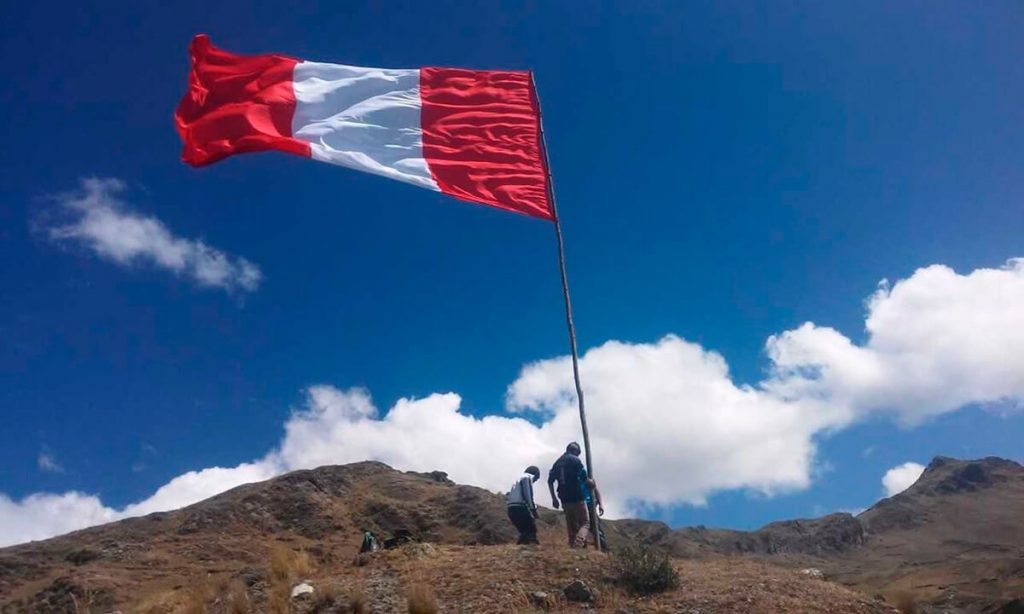Pasco: Izan una gigantesca bandera peruana en las alturas del Cañón de Cuchis.