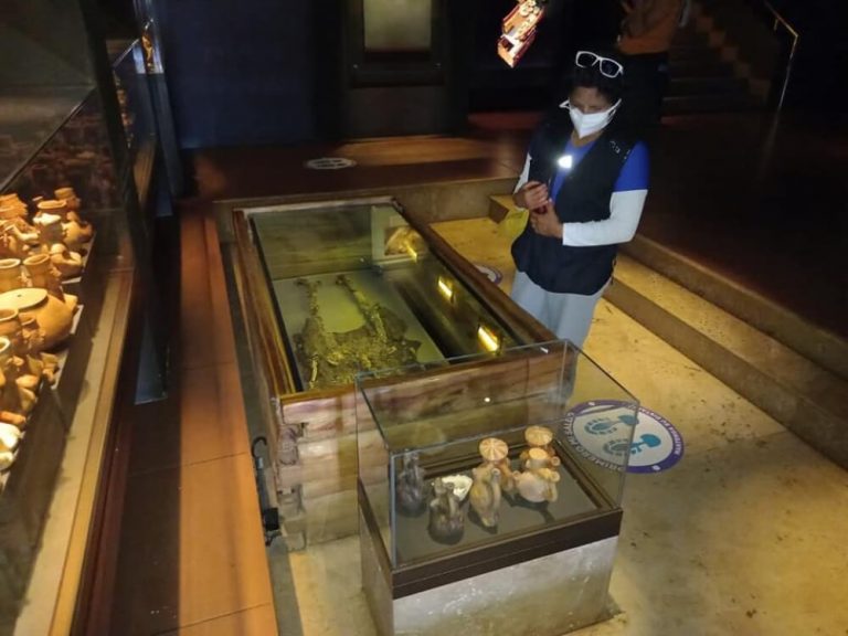 Personajes de la nobleza mochica dan bienvenida a turistas en museo Tumbas Reales de Sipán.
