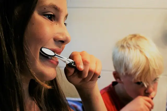 niños cepillándose los dientes
