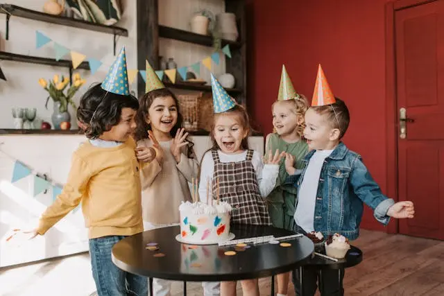 niños cantando cumple años