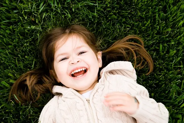 niña riendo