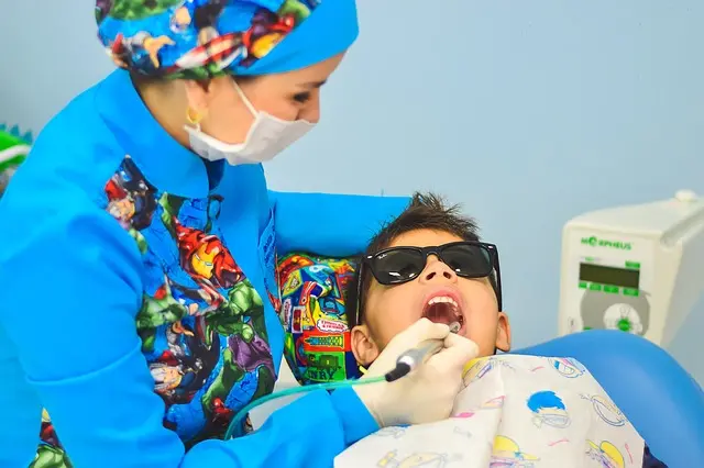 niño con el dentista
