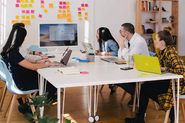 grupos de personas en una oficina