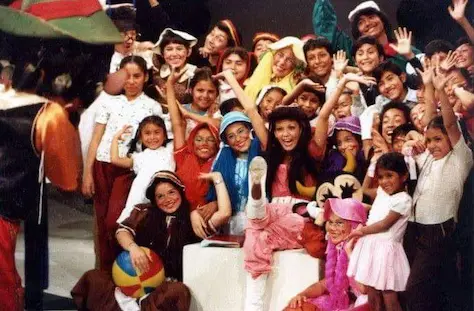 yola polastri acompañada de su elenco 