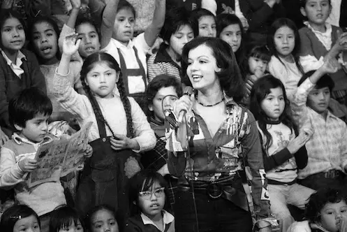 conductora de tv con niños