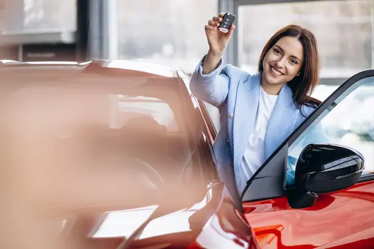 persona tomando el servicio de alquiler de autos en perú