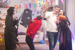 Padres supervisando a niños en fiesta de Halloween