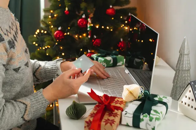 Imagen de persona haciendo compras por navidad