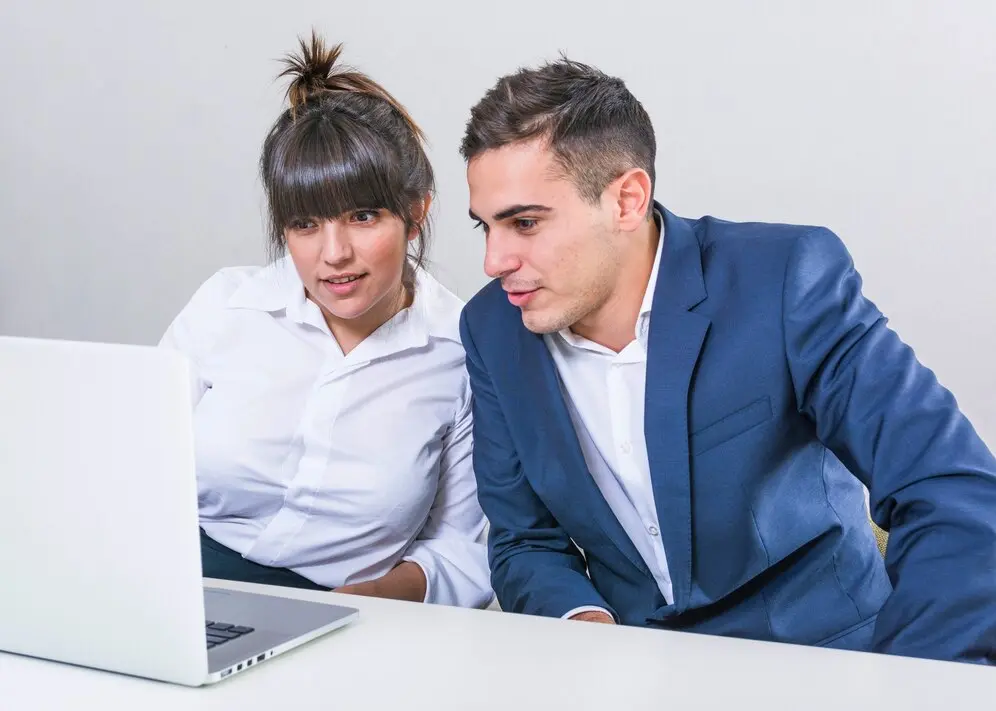 Personas comparando la ia con Google para decidir cuál es la mejor opción