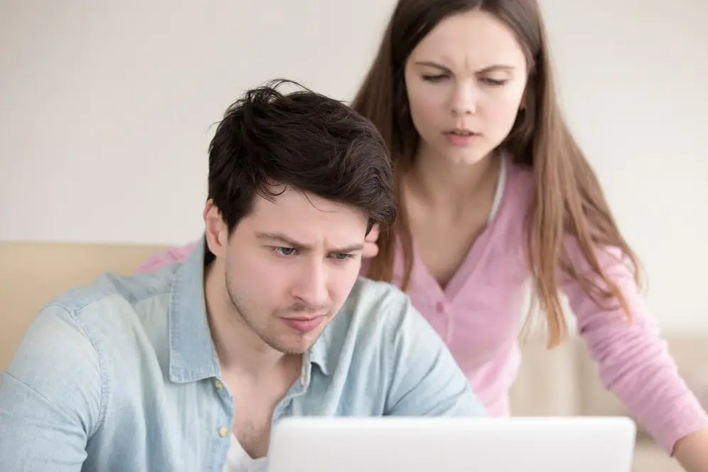 Personas mostrando preocupación al evaluar las desventajas de la Ia