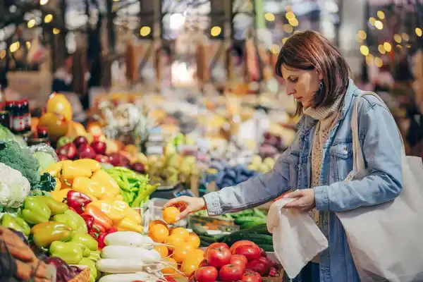 Señora comprando verduras. Los supermercados y mercados de Barranco aseguran una variedad de productos.