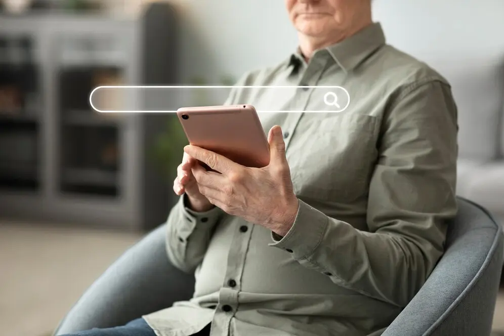 Persona utilizando la inteligencia artifical en una tablet para aprovechar sus ventajas en búsquedas inteligentes