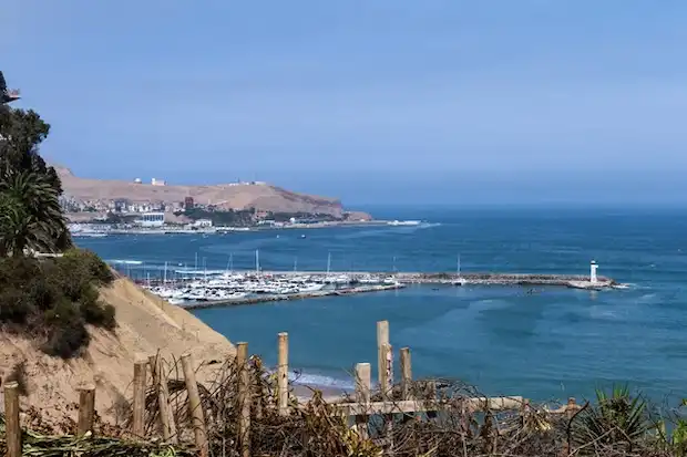 Playa de barranco uno de sus principales atractivos turísticos. Los mercados y supermercados de Barranco complementan tu visita a esta hermosa ciudad.
