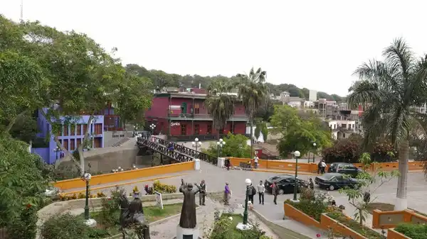 Puente de los suspiros, es uno de los principales atractivos turisticos de esta ciudad. En esta, existen diferentes opciones de supermercados y mercados en Barranco