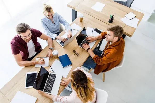 colegas trabajando en un proyecto empresarial