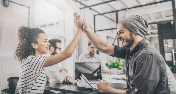 jóvenes empresarios felices en su trabajo