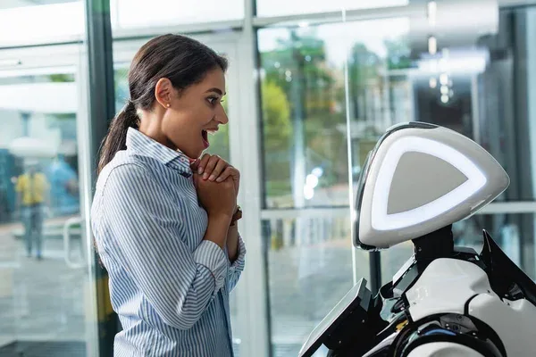 mujer asombrada por la tecnología futura