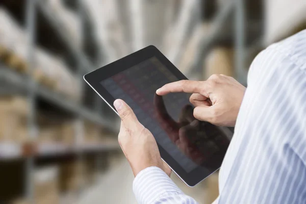 persona llevando el control de inventario de su empresa