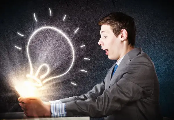 hombre se sorprende al leer sobre las tecnologías emergentes