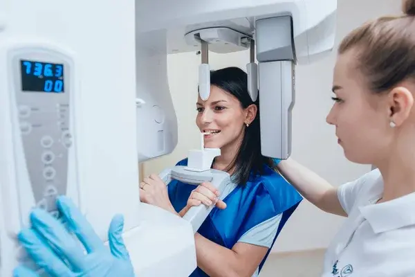Mujer en un consultorio haciendo uso de una de los instrumentos que otorga la tecnología dental.