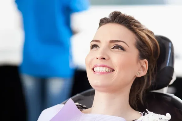 Joven en un tratamiento dental para conseguir la sonrisa perfecta