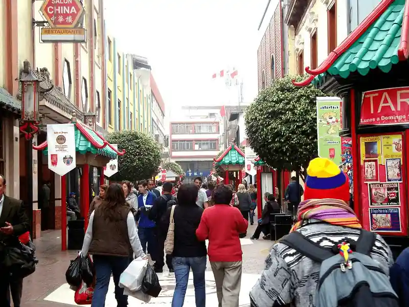 personas visitando el barrio chino