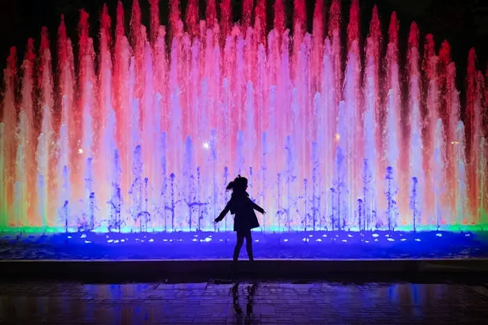 niña aprenciando el Circuito Mágico del Agua