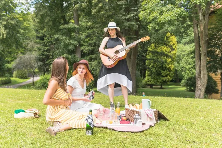 Chica tocando una guitarra