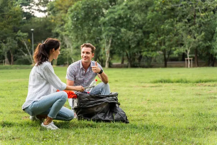 Amigos recogiendo la basura
