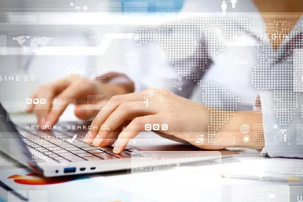 empresario trabajando en su computadora