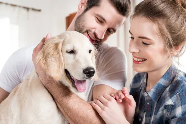 joven pareja felices con su mascota