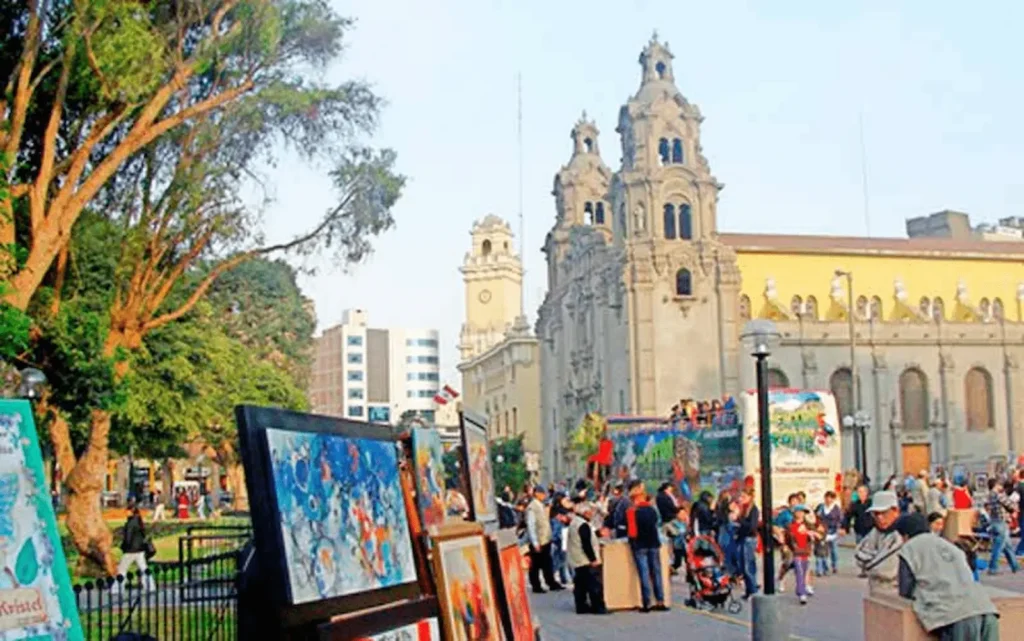 Parque Kennedy y Barrio de Miraflores