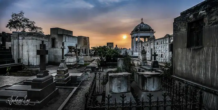 Cementerio Presbítero Maestro en la noche