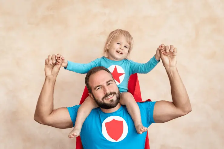 niño en hombros de su papa