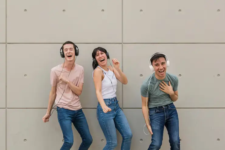 Amigos bailando