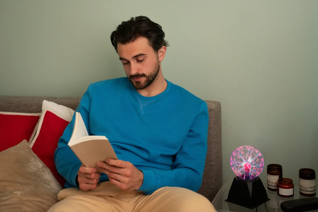 hombre leyendo un libro