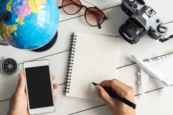 Persona usando una libreta para planificar un viaje
