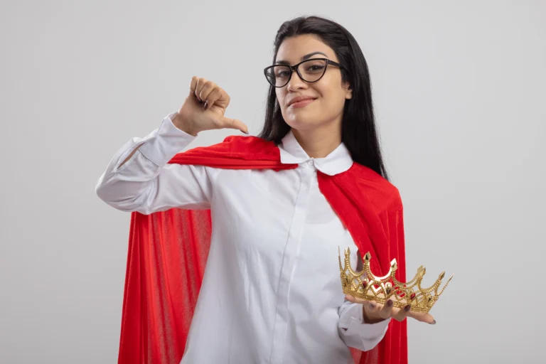 mamá con la capa de mujer maravilla