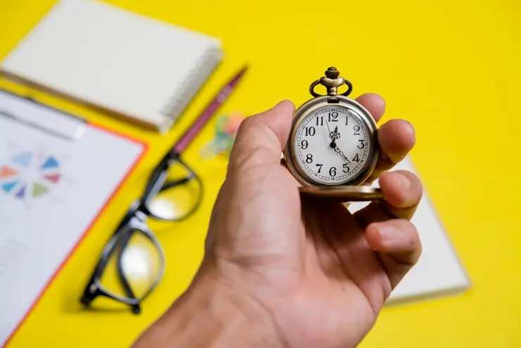 Una mano sosteniendo un reloj