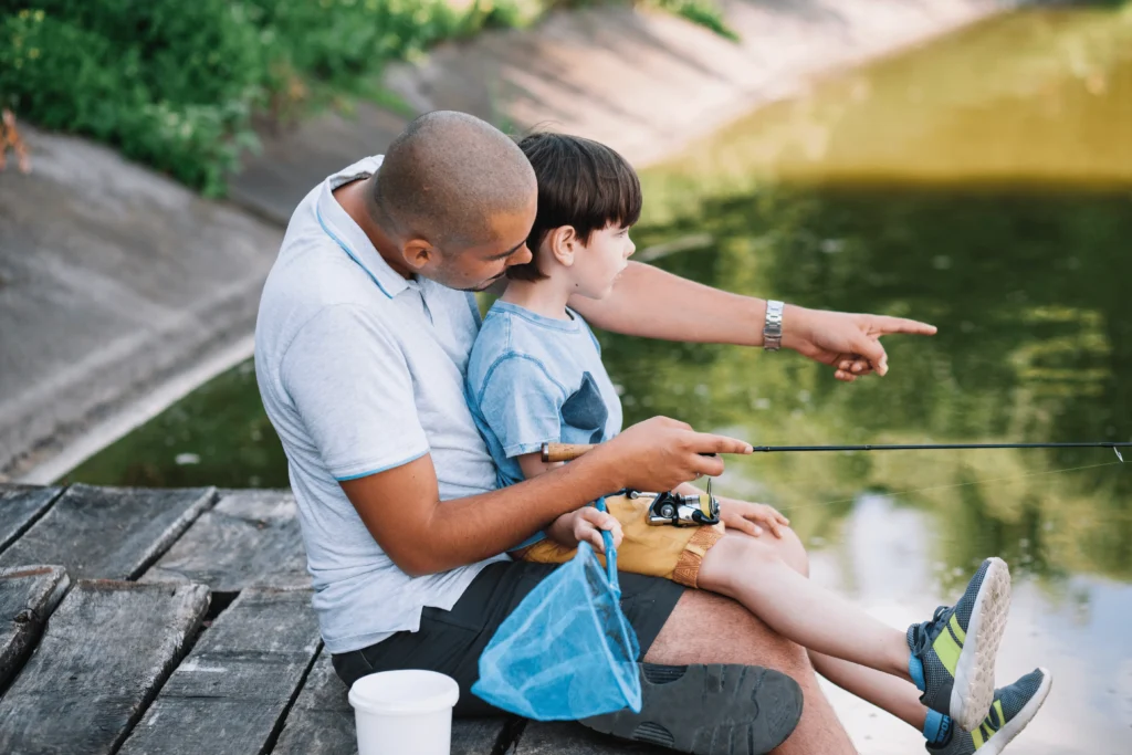 papá de pesca con su hijo