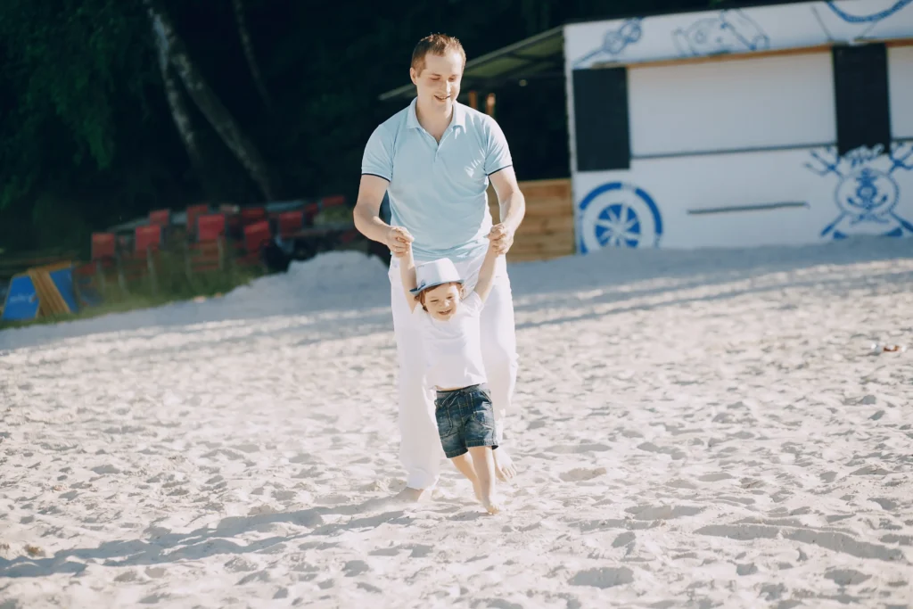 papá en la playa con su hijo