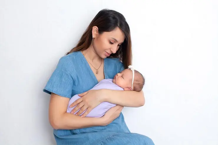 una enfermera con un bebe en brazos