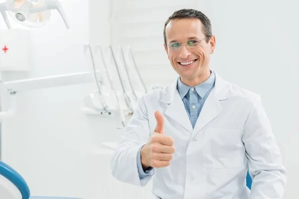 Odontólogo con su equipo de diagnostico dental