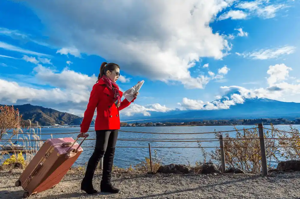 mujer viajando sola viendo un linda vista al paisaje