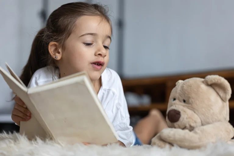 niña con su oso