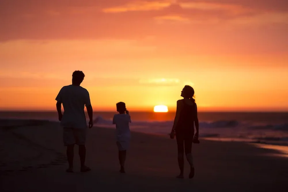Familia feliz en playa de Máncora
