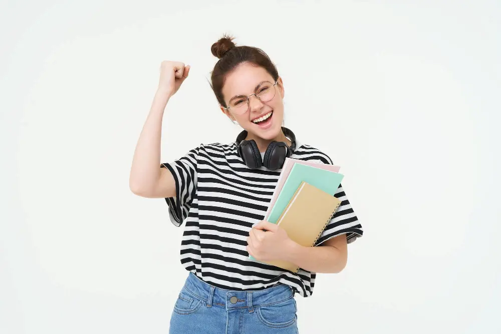 chica feliz y con ganas de realizar sus actividades ya que pudo superar el burnout