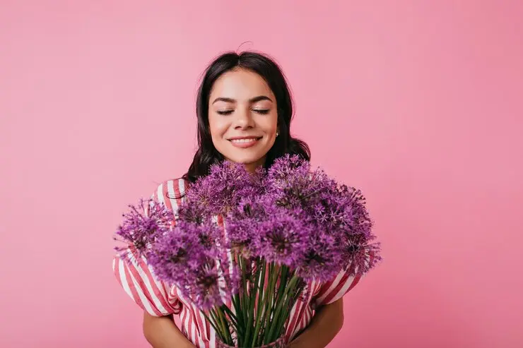 Mujer con una flor