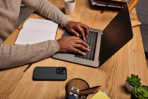 hombre escribiendo en computadora
